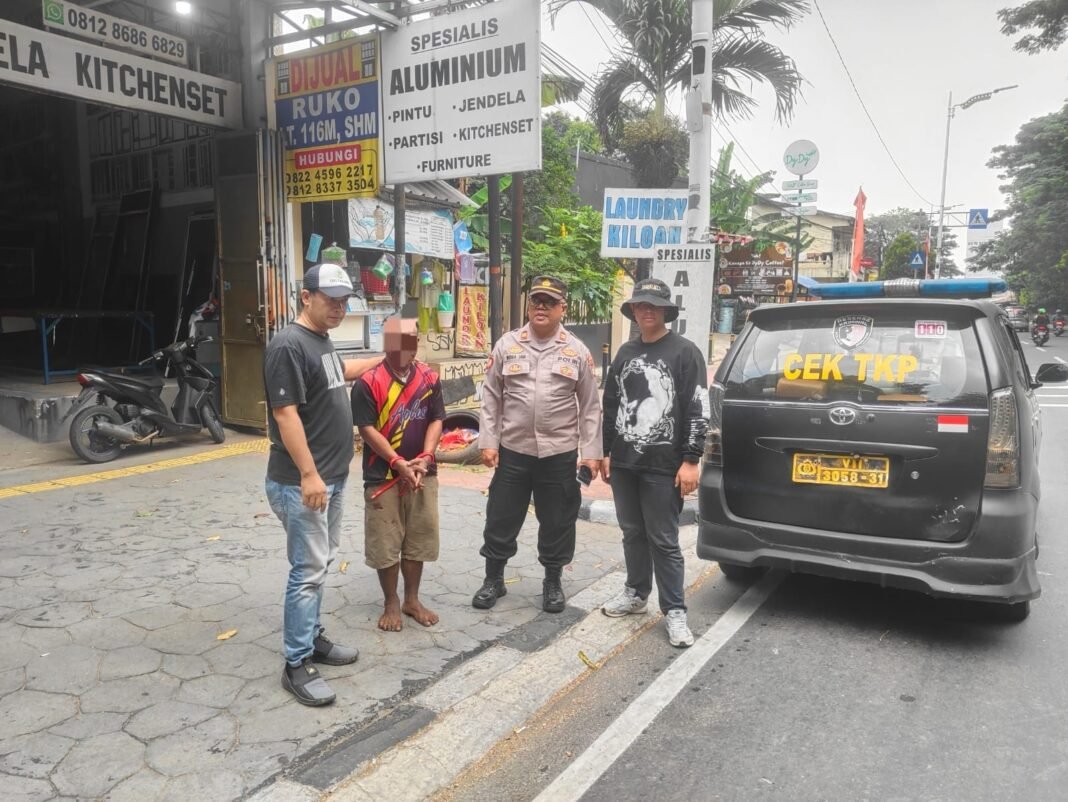 *Polisi Amankan Pria dalam Video Viral Dugaan Penganiayaan di Lenteng Agung* *Polisi Amankan Pria dalam Video Viral Dugaan Penganiayaan di Lenteng Agung*