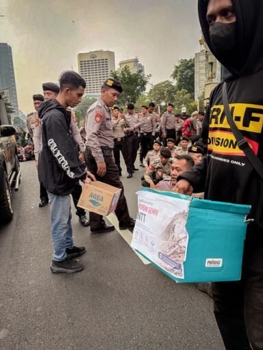 *Di Tengah Aksi Mahasiswa, Warga Galang Dana untuk Korban Bencana NTT* *Di Tengah Aksi Mahasiswa, Warga Galang Dana untuk Korban Bencana NTT*