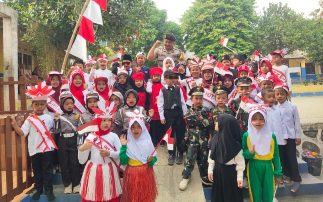 Bhabinkamtibmas Desa Sempur Amankan Karnaval HUT ke-81 RI, Pastikan Kegiatan Warga Berjalan Kondusif Bhabinkamtibmas Desa Sempur Amankan Karnaval HUT ke-81 RI, Pastikan Kegiatan Warga Berjalan Kondusif
