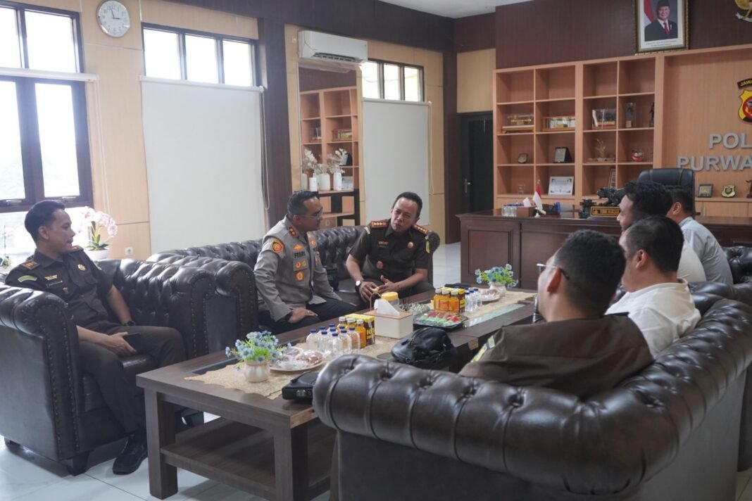 Silaturahmi Kapolres Purwakarta dengan Kajari, Perkuat Sinergi Aparat Penegak Hukum Silaturahmi Kapolres Purwakarta dengan Kajari, Perkuat Sinergi Aparat Penegak Hukum