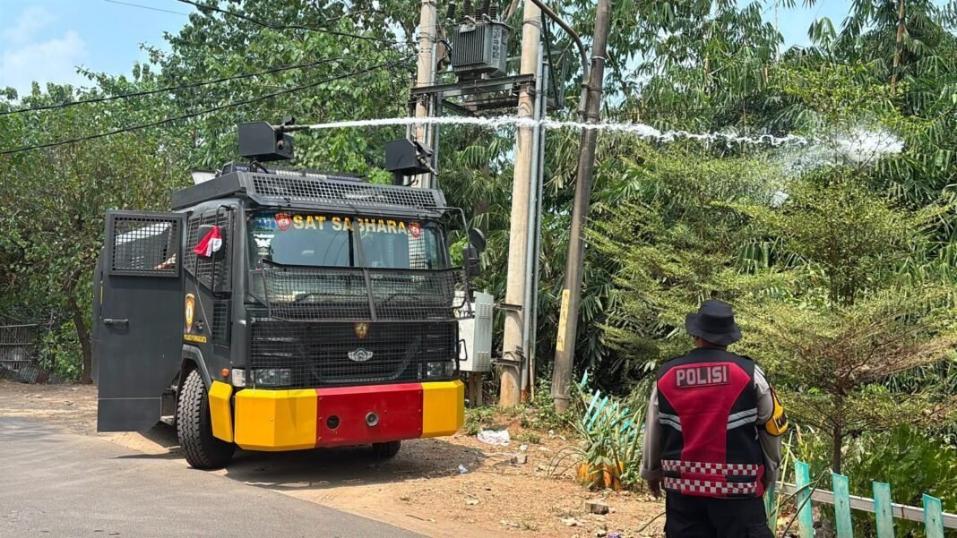 Cegah Karhutla, Polres Purwakarta Siram Lahan Kering di Tengah Musim Kemarau Cegah Karhutla, Polres Purwakarta Siram Lahan Kering di Tengah Musim Kemarau