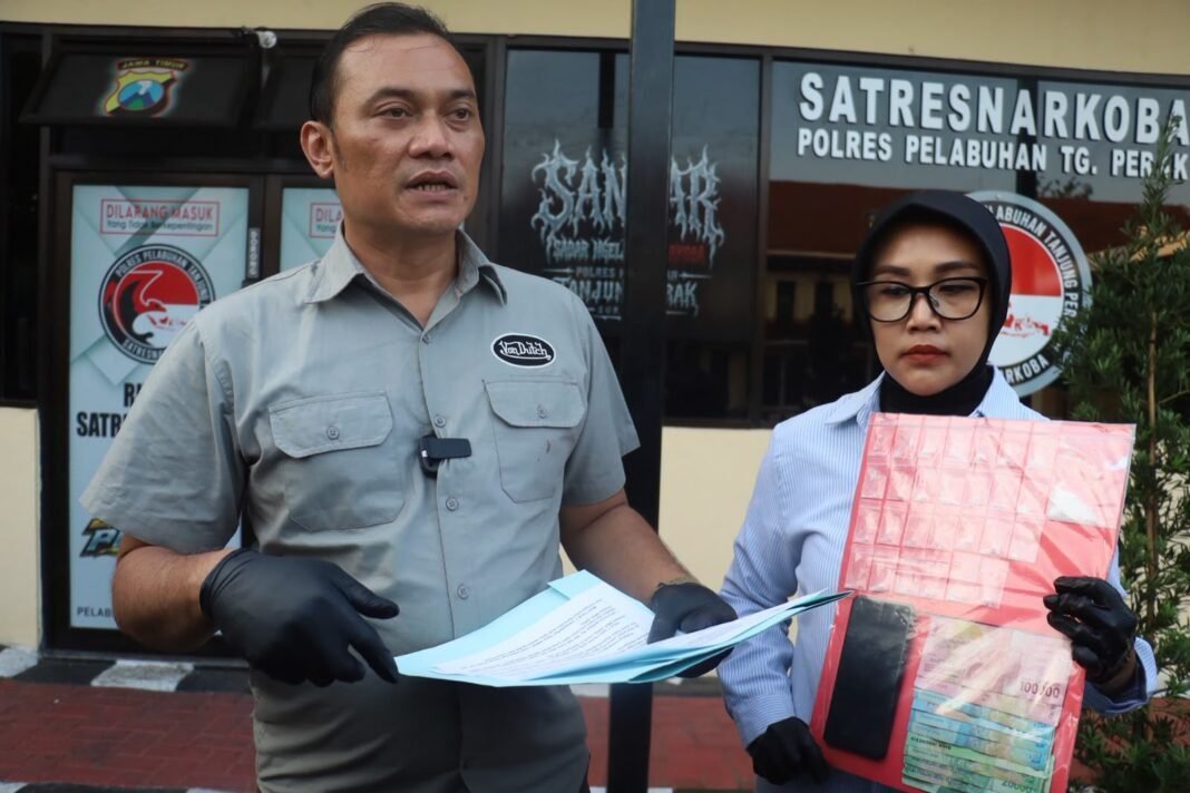 Polres Pelabuhan Tanjung Perak Amankan Residivis Pengedar Narkoba sita 89,81 Gram Sabu Polres Pelabuhan Tanjung Perak Amankan Residivis Pengedar Narkoba sita 89,81 Gram Sabu