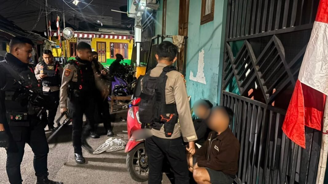 *Brimob Polda Metro Jaya Amankan 2 Pemuda Diduga Hendak Tawuran di Lubang Buaya, Celurit Disita* *Brimob Polda Metro Jaya Amankan 2 Pemuda Diduga Hendak Tawuran di Lubang Buaya, Celurit Disita*