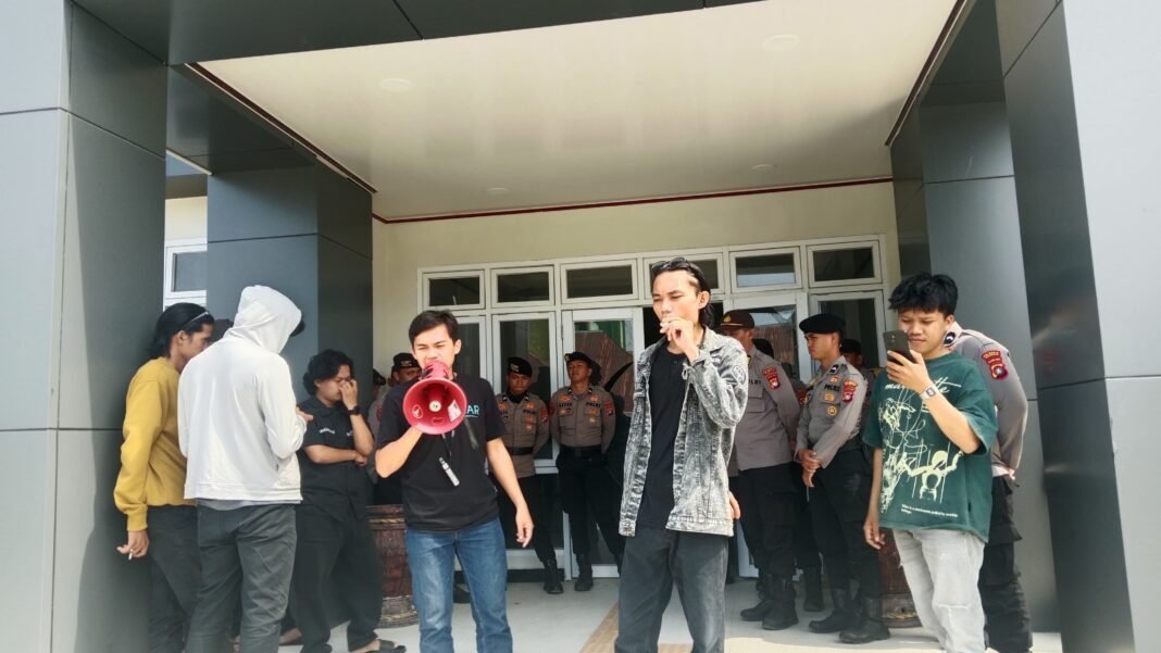 AMM Geruduk Dinas Perkim Mamuju: Status Rusun ASN Dipertanyakan, Polemik Lahan Pekuburan Memanas AMM Geruduk Dinas Perkim Mamuju: Status Rusun ASN Dipertanyakan, Polemik Lahan Pekuburan Memanas