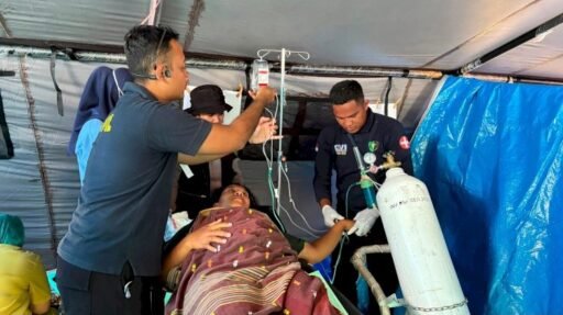 Tenaga Kesehatan Pusdokkes Polri dan Biddokkes Polda NTT Bantu Persalinan Korban Gempa di Tenda Pengungsian Tenaga Kesehatan Pusdokkes Polri dan Biddokkes Polda NTT Bantu Persalinan Korban Gempa di Tenda Pengungsian
