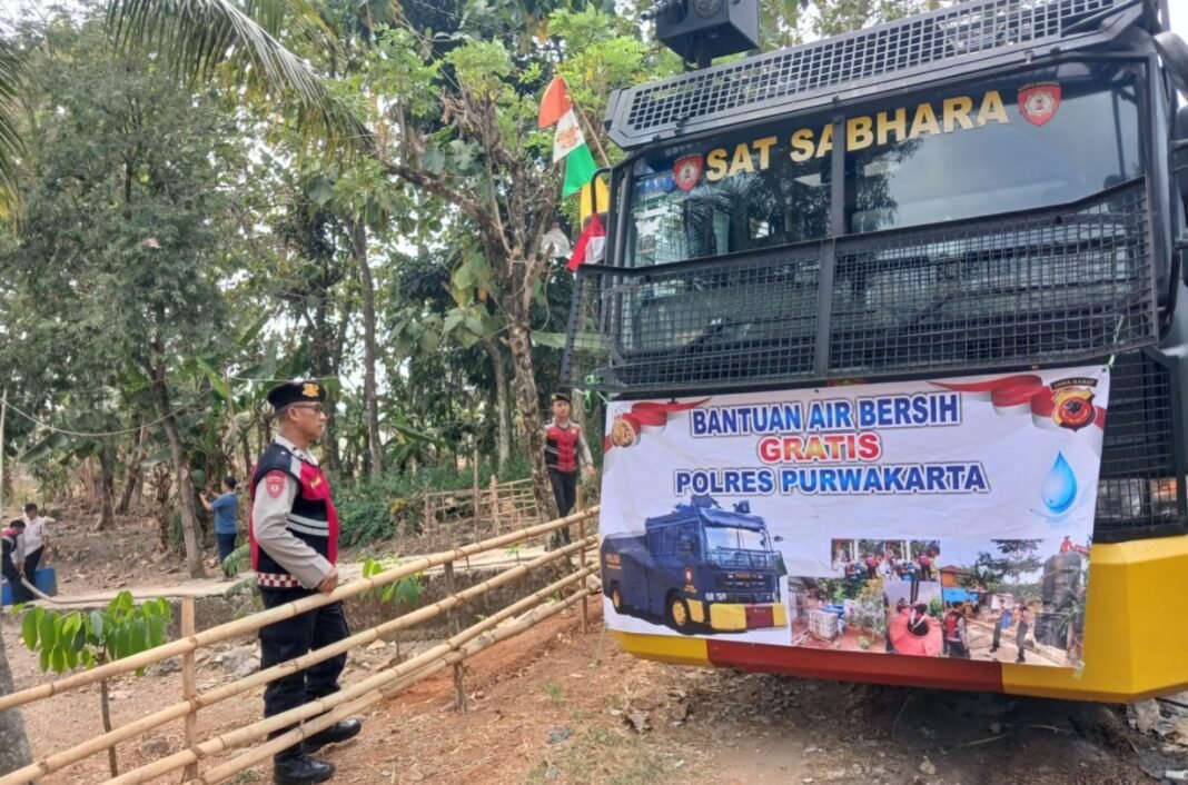 Polres Purwakarta Salurkan Air Bersih untuk Warga Terdampak Kekeringan di Mulyamekar Polres Purwakarta Salurkan Air Bersih untuk Warga Terdampak Kekeringan di Mulyamekar