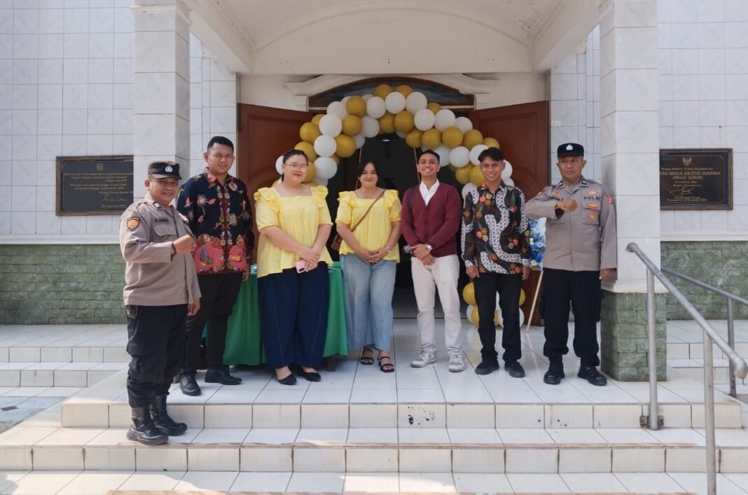 Polisi Hadir di Hari Minggu, Patroli Gereja Jadi Jaminan Rasa Aman Jemaat di Bungursari Polisi Hadir di Hari Minggu, Patroli Gereja Jadi Jaminan Rasa Aman Jemaat di Bungursari
