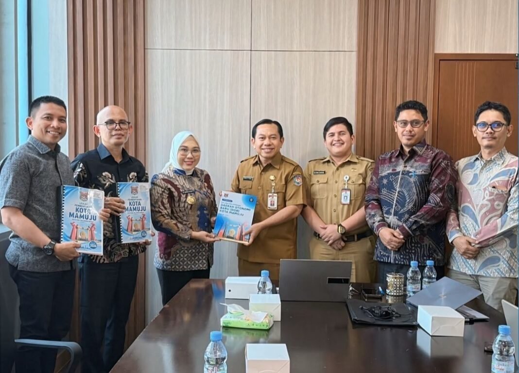 Selangkah Lagi Menuju Kota Mamuju, Sutinah Serahkan Dokumen DOB ke Kemendagri Selangkah Lagi Menuju Kota Mamuju, Sutinah Serahkan Dokumen DOB ke Kemendagri