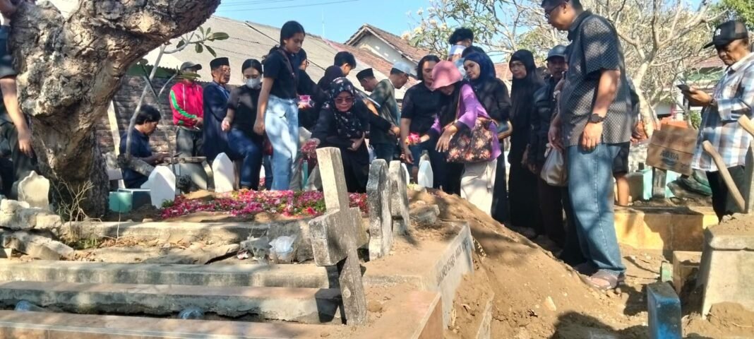 Wasiat Sang Ayah Terwujud, Tiga Korban Kebakaran Tebet Dimakamkan Bersama di Kediri Wasiat Sang Ayah Terwujud, Tiga Korban Kebakaran Tebet Dimakamkan Bersama di Kediri