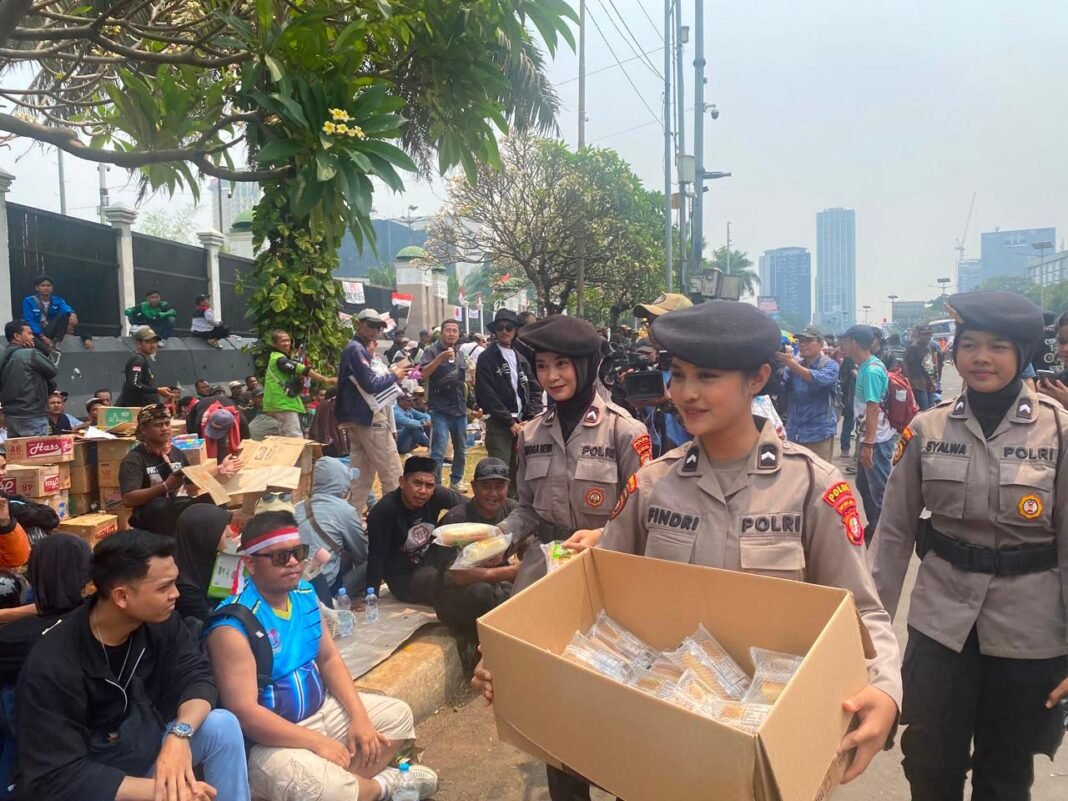 Polwan Sapa Pejuang Aspirasi Bagikan Makanan Dan Minuman Di DPR Polwan Sapa Pejuang Aspirasi Bagikan Makanan Dan Minuman Di DPR