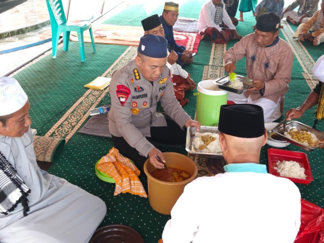 Usai Solat Jumat Dansatgas SAR Brimob Makan Bersama Warga Terdampak Gempa Di Reo Usai Solat Jumat Dansatgas SAR Brimob Makan Bersama Warga Terdampak Gempa Di Reo