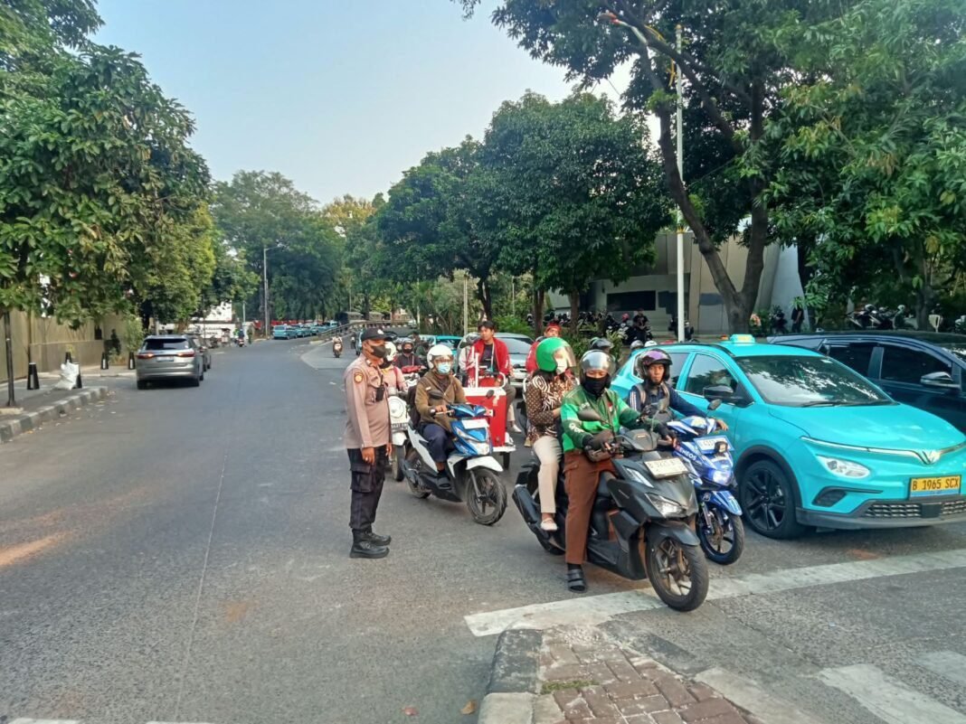 *Polisi Pastikan Situasi Pejompongan-Petamburan Terkendali, Warga Tetap Beraktivitas Seperti Biasa* *Polisi Pastikan Situasi Pejompongan-Petamburan Terkendali, Warga Tetap Beraktivitas Seperti Biasa*