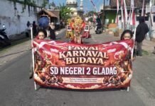 Drumband Ibu-Ibu hingga Kirab Budaya, Pawai SDN 2 Gladag Rogojampi Bikin Warga Antusias