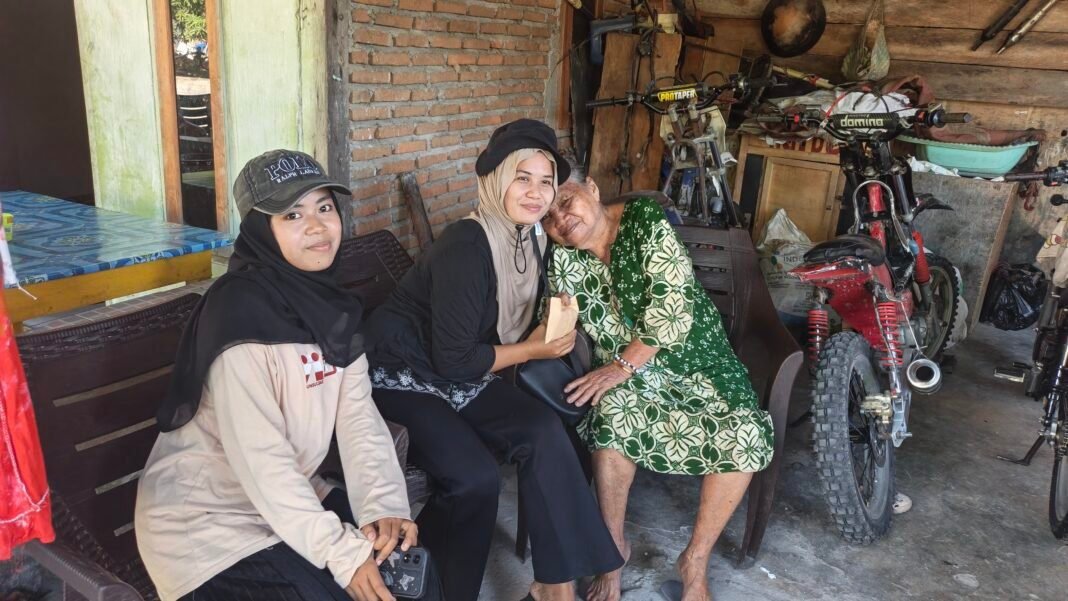 Tangis dan Jeritan Warnai Eksekusi Rumah Nenek Sani, Warga Ramai-Ramai Ulurkan Bantuan Tangis dan Jeritan Warnai Eksekusi Rumah Nenek Sani, Warga Ramai-Ramai Ulurkan Bantuan