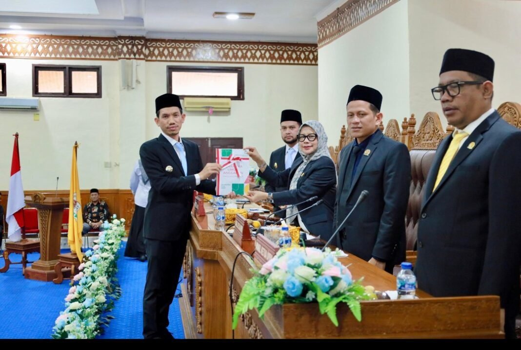 Bupati Aceh Barat Serahkan Rancangan KUA dan PPAS Aceh Barat Tahun 2027 Bupati Aceh Barat Serahkan Rancangan KUA dan PPAS Aceh Barat Tahun 2027