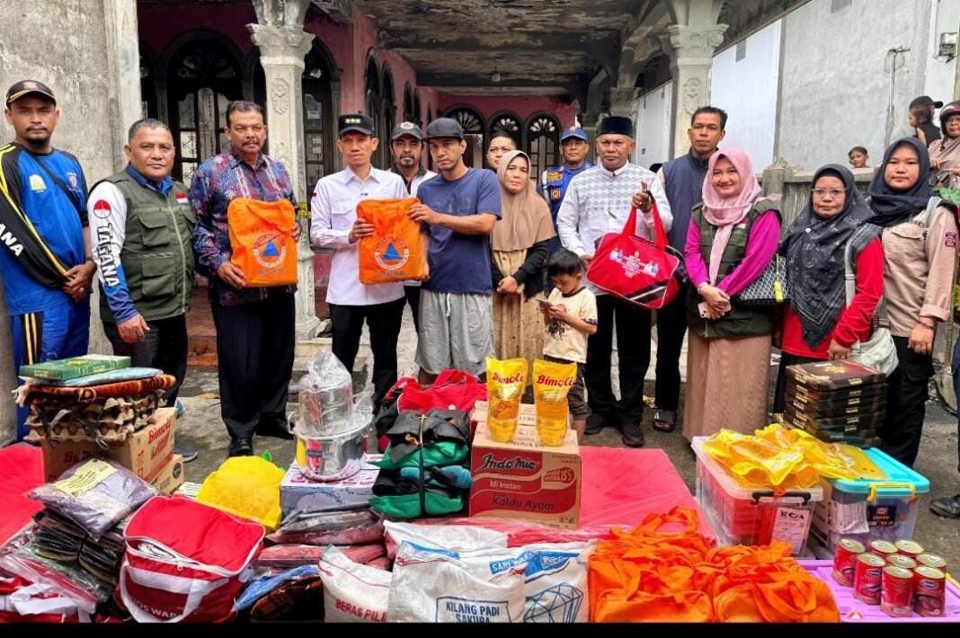 Bupati Tarmizi dan Plt Kalak.BPBD Serahkan Bantuan Masa Panik ke Keluarga Korban Kebakaran di Drien Rampak Bupati Tarmizi dan Plt Kalak.BPBD Serahkan Bantuan Masa Panik ke Keluarga Korban Kebakaran di Drien Rampak