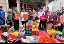 Bupati Tarmizi dan Plt Kalak.BPBD Serahkan Bantuan Masa Panik ke Keluarga Korban Kebakaran di Drien Rampak