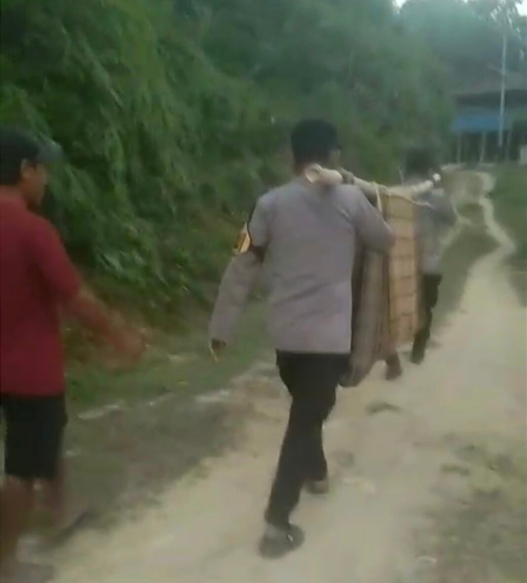 8 Hari Jelang HUT ke-81 RI, Nenek 85 Tahun Harus Ditandu 3 Jam Demi Mendapatkan Pertolongan Medis 8 Hari Jelang HUT ke-81 RI, Nenek 85 Tahun Harus Ditandu 3 Jam Demi Mendapatkan Pertolongan Medis