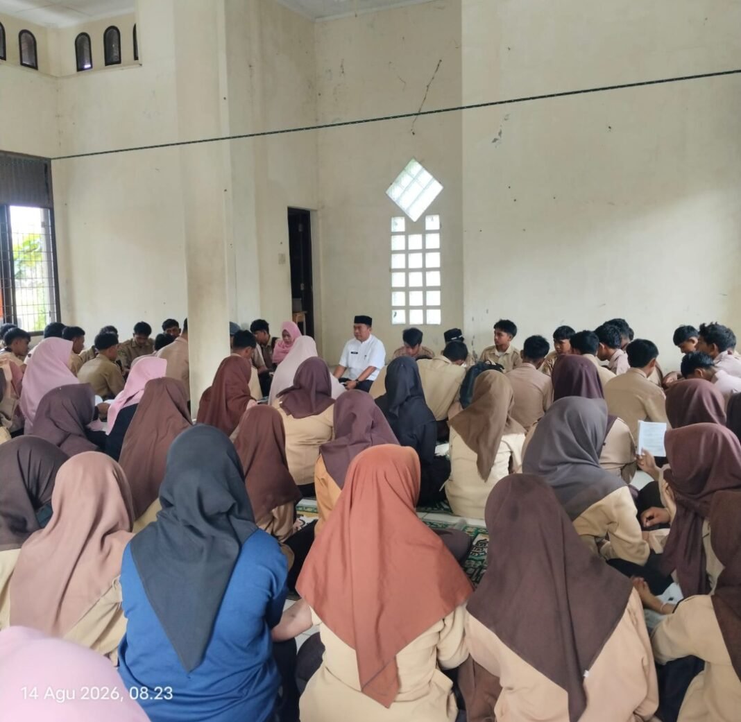 SMA Negeri 3 Meulaboh Gelar Rutinitas Yasinan Setiap Pagi Jum’at SMA Negeri 3 Meulaboh Gelar Rutinitas Yasinan Setiap Pagi Jum’at