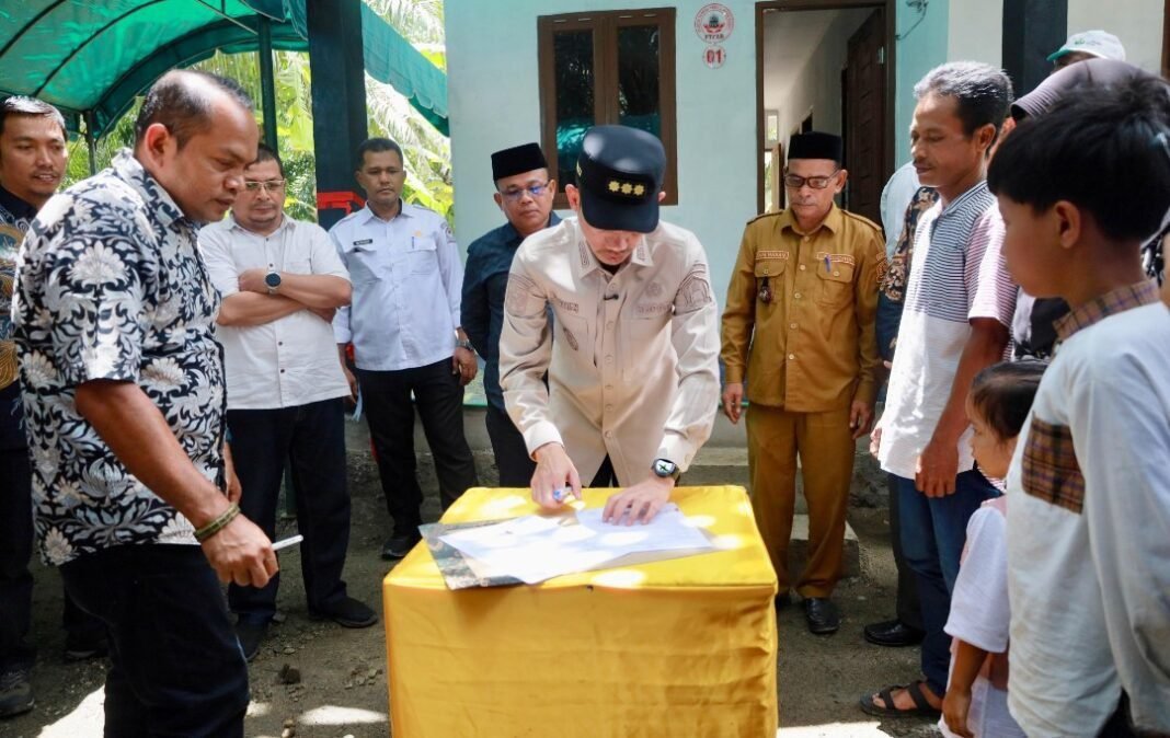 Bupati Tarmizi Resmikan Sekaligus Serahkan Rumah Layak Huni Bantuan Forum Tokoh Peduli Aceh Barat Bupati Tarmizi Resmikan Sekaligus Serahkan Rumah Layak Huni Bantuan Forum Tokoh Peduli Aceh Barat