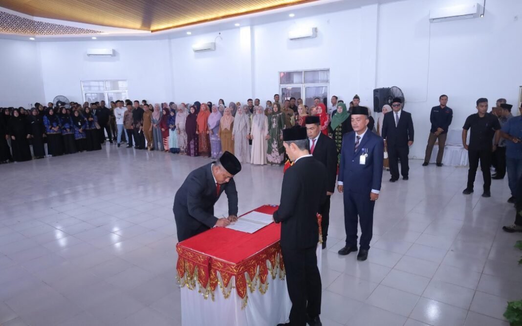 Bupati Tarmizi Lantik Sekda dan Sejumlah Pejabat ,Berlangsung di Aula Bapperida Aceh Barat Bupati Tarmizi Lantik Sekda dan Sejumlah Pejabat ,Berlangsung di Aula Bapperida Aceh Barat