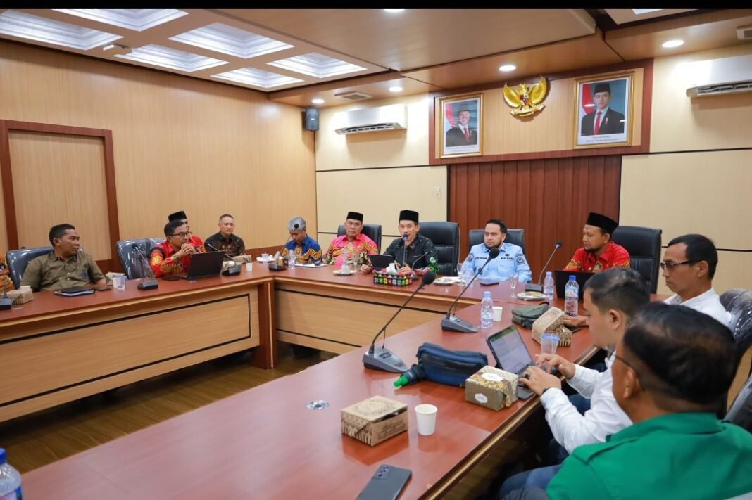 Bupati Tarmizi Panggil Semua Pimpinan Perusahaan,Minta Komitmen Perusahaan Peduli Kepada Daerah Bupati Tarmizi Panggil Semua Pimpinan Perusahaan,Minta Komitmen Perusahaan Peduli Kepada Daerah