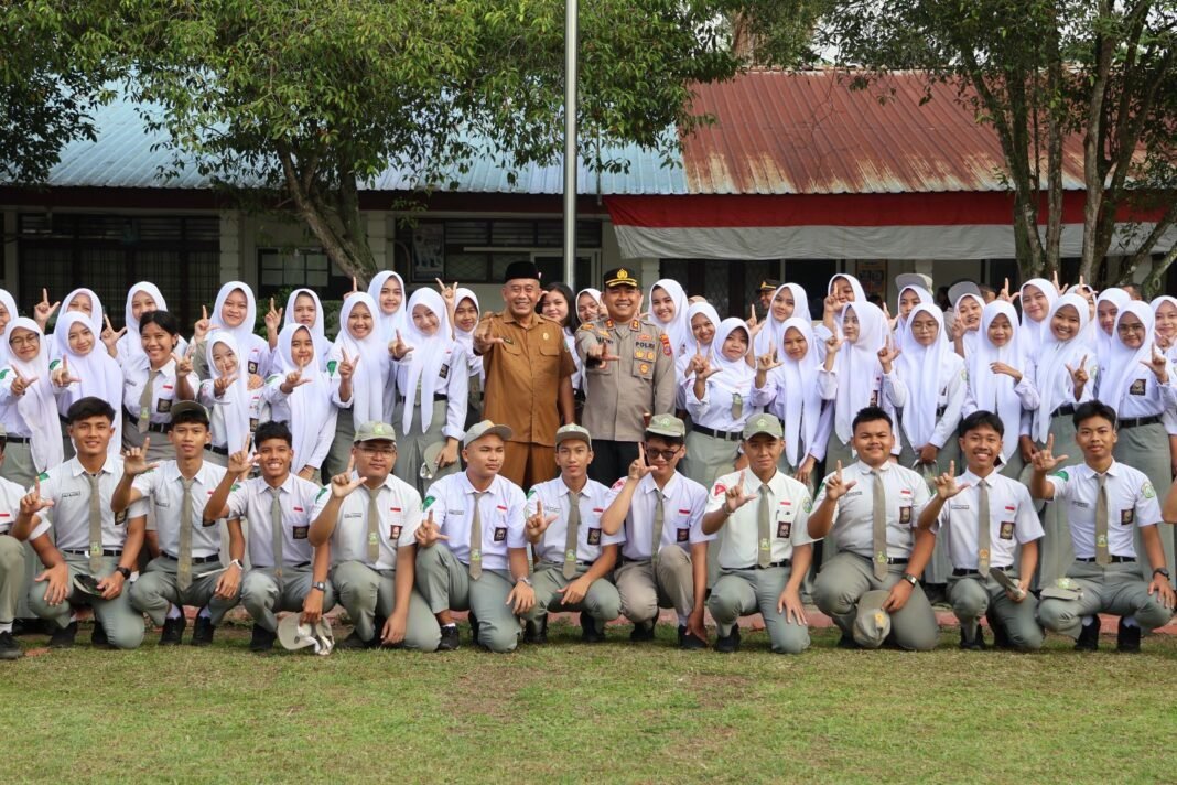 Kapolres Langkat Jadi Pembina Upacara di SMA N 1 Stabat, Berikan Motivasi dan Edukasi Kamtibmas Pelajar Kapolres Langkat Jadi Pembina Upacara di SMA N 1 Stabat, Berikan Motivasi dan Edukasi Kamtibmas Pelajar