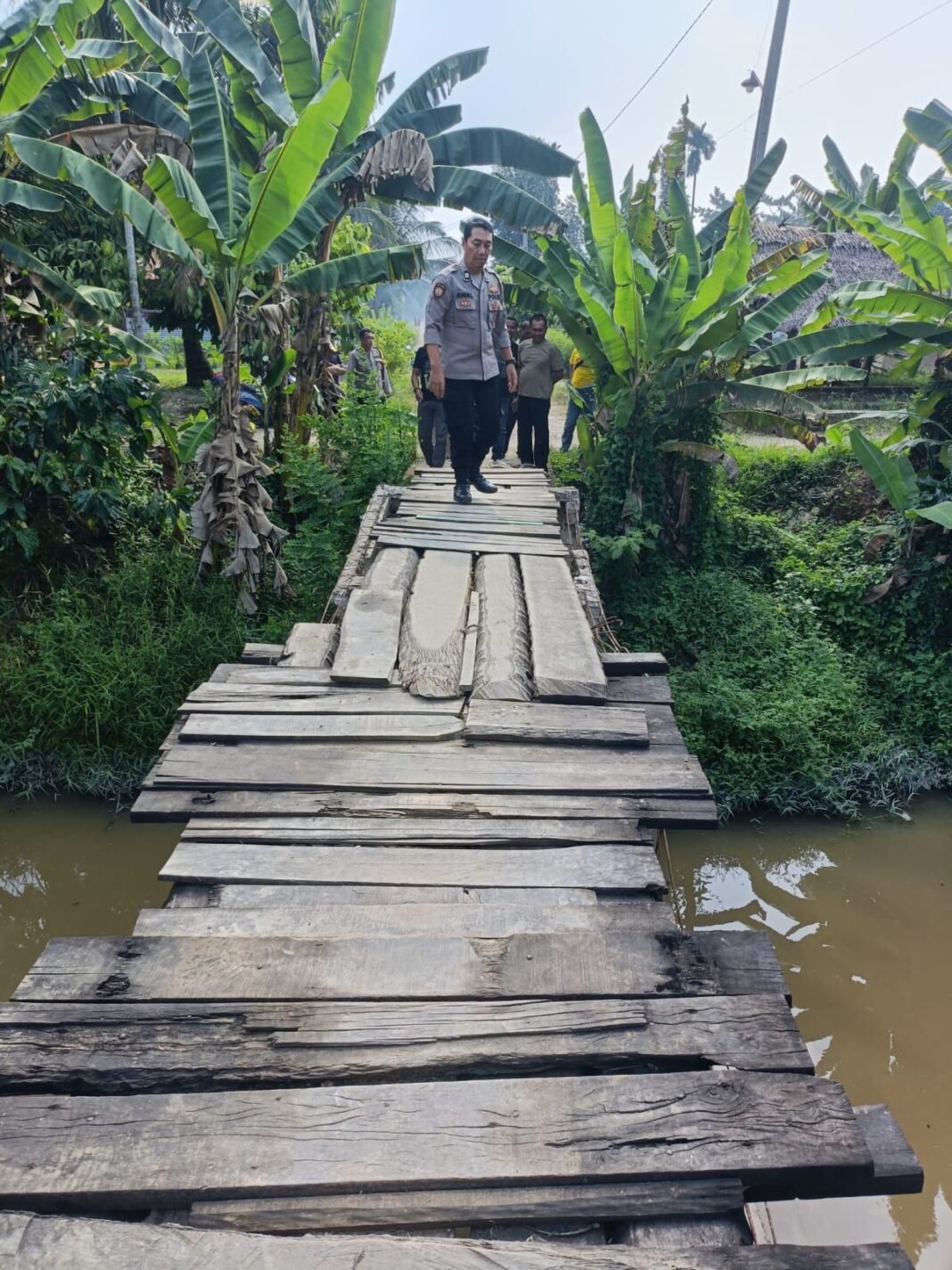 Dengar Keluhan Warga, Kapolsek Hinai Tinjau Jembatan Rusak di Batu Melenggang Dengar Keluhan Warga, Kapolsek Hinai Tinjau Jembatan Rusak di Batu Melenggang