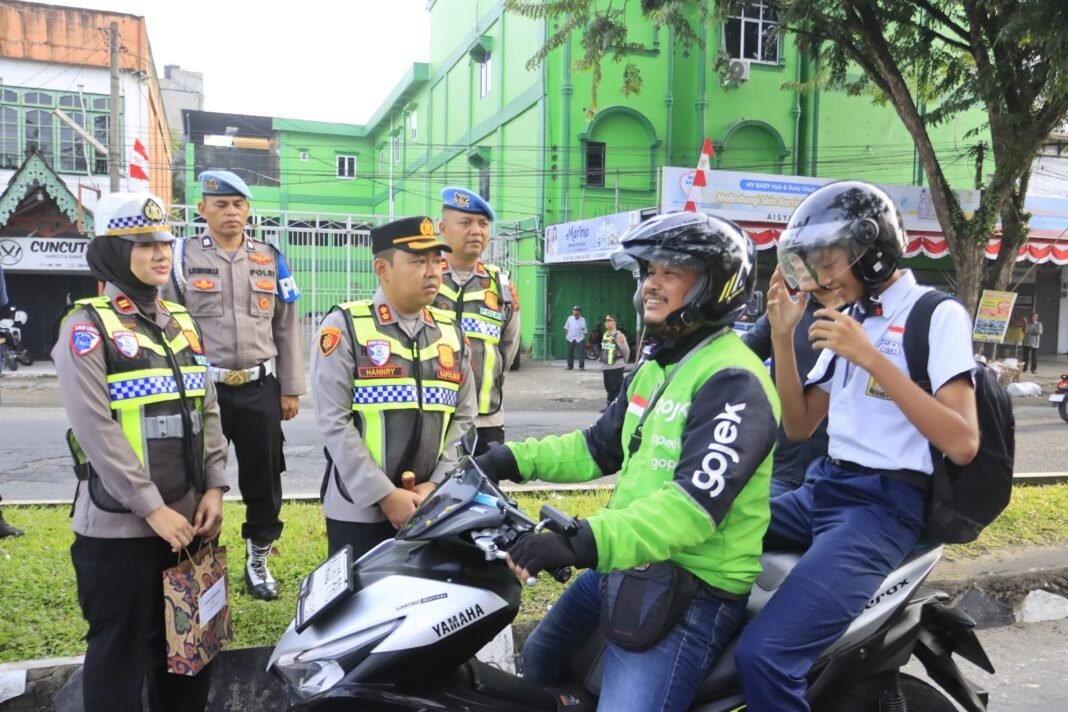Kapolres Langkat Beri Bingkisan untuk Pegendara yang Tertib Berlalu Lintas Kapolres Langkat Beri Bingkisan untuk Pegendara yang Tertib Berlalu Lintas