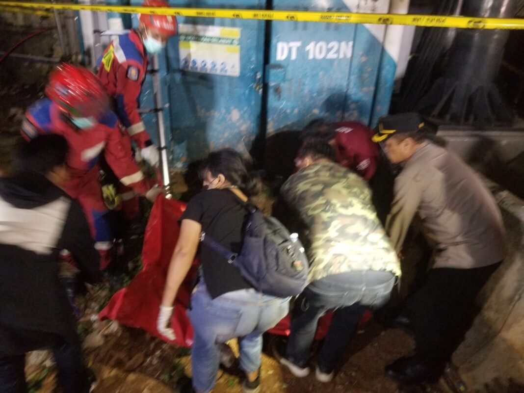 *Polisi Selidiki Penemuan Jenazah di Gardu Listrik Pancoran* *Polisi Selidiki Penemuan Jenazah di Gardu Listrik Pancoran*