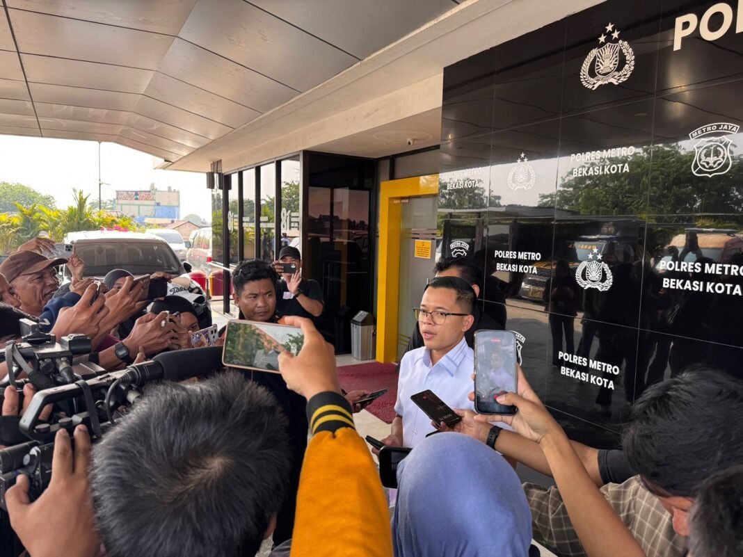 *Polres Metro Bekasi Kota Tetapkan 3 Tersangka Penggelapan Saldo TikTok Vilmei, Kerugian Rp1,2 Miliar* *Polres Metro Bekasi Kota Tetapkan 3 Tersangka Penggelapan Saldo TikTok Vilmei, Kerugian Rp1,2 Miliar*