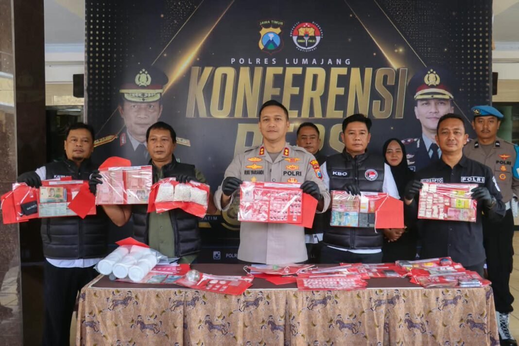 Operasi Tumpas Narkoba (2026) Polres Lumajang Amankan 29 Tersangka dan 172,62 Gram Sabu Operasi Tumpas Narkoba (2026) Polres Lumajang Amankan 29 Tersangka dan 172,62 Gram Sabu