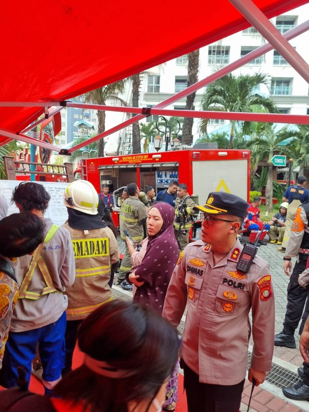 Petugas Gabungan Evakuasi Penghuni Saat Kebakaran Apartemen Pavilion Tanah Abang Petugas Gabungan Evakuasi Penghuni Saat Kebakaran Apartemen Pavilion Tanah Abang
