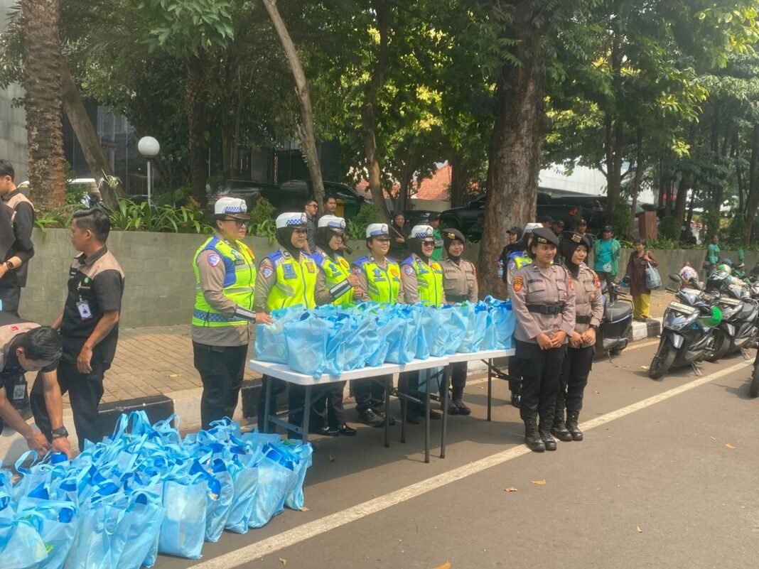 Jumat Peduli, Polda Metro Jaya Berbagi Sembako kepada Pengemudi Ojol* Jumat Peduli, Polda Metro Jaya Berbagi Sembako kepada Pengemudi Ojol*