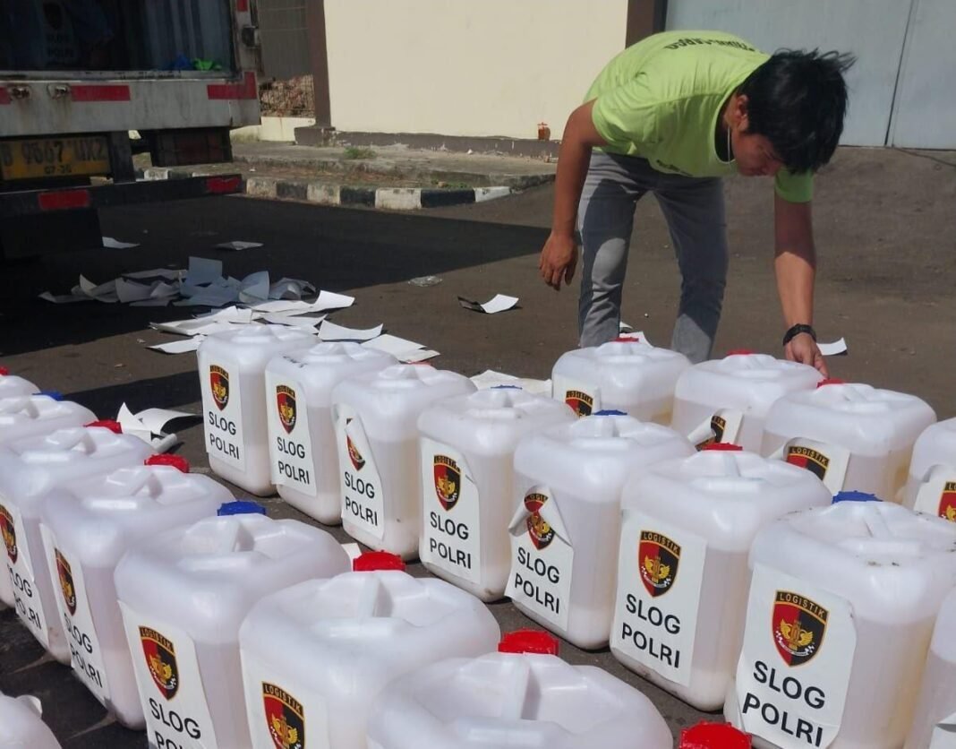 (*Polda Jatim Terjunkan 60 Personel siaga 24 Jam Urai Kepadatan Di Ketapang Banyuwangi*) (*Polda Jatim Terjunkan 60 Personel siaga 24 Jam Urai Kepadatan Di Ketapang Banyuwangi*)
