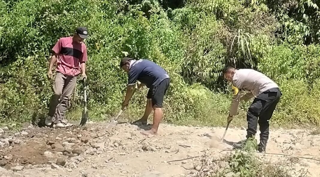 Bhabinkamtibmas dan Warga Gotong Royong Perbaiki Jalan Rusak Parah, Bukti Polri Hadir di Tengah Masyarakat Bhabinkamtibmas dan Warga Gotong Royong Perbaiki Jalan Rusak Parah, Bukti Polri Hadir di Tengah Masyarakat