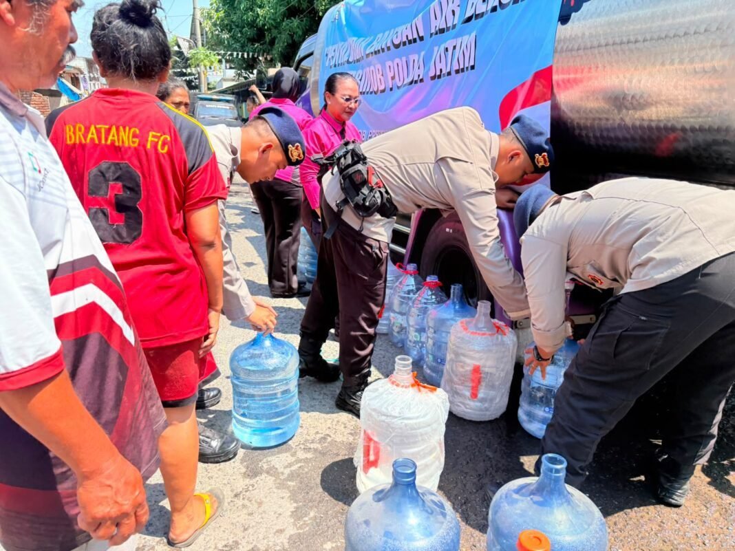 *Brimob Polda Jatim Salurkan 37.000 Liter Air Bersih Untuk Warga Terdampak Kemarau* *Brimob Polda Jatim Salurkan 37.000 Liter Air Bersih Untuk Warga Terdampak Kemarau*