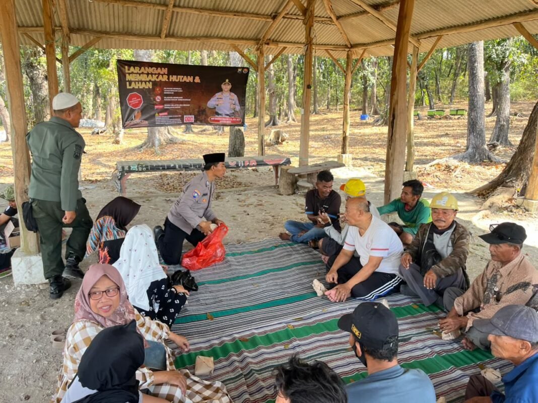 Antisipasi Karhutla, Polres Gresik Gencarkan sosialisasi Di Hutan Panceng Antisipasi Karhutla, Polres Gresik Gencarkan sosialisasi Di Hutan Panceng