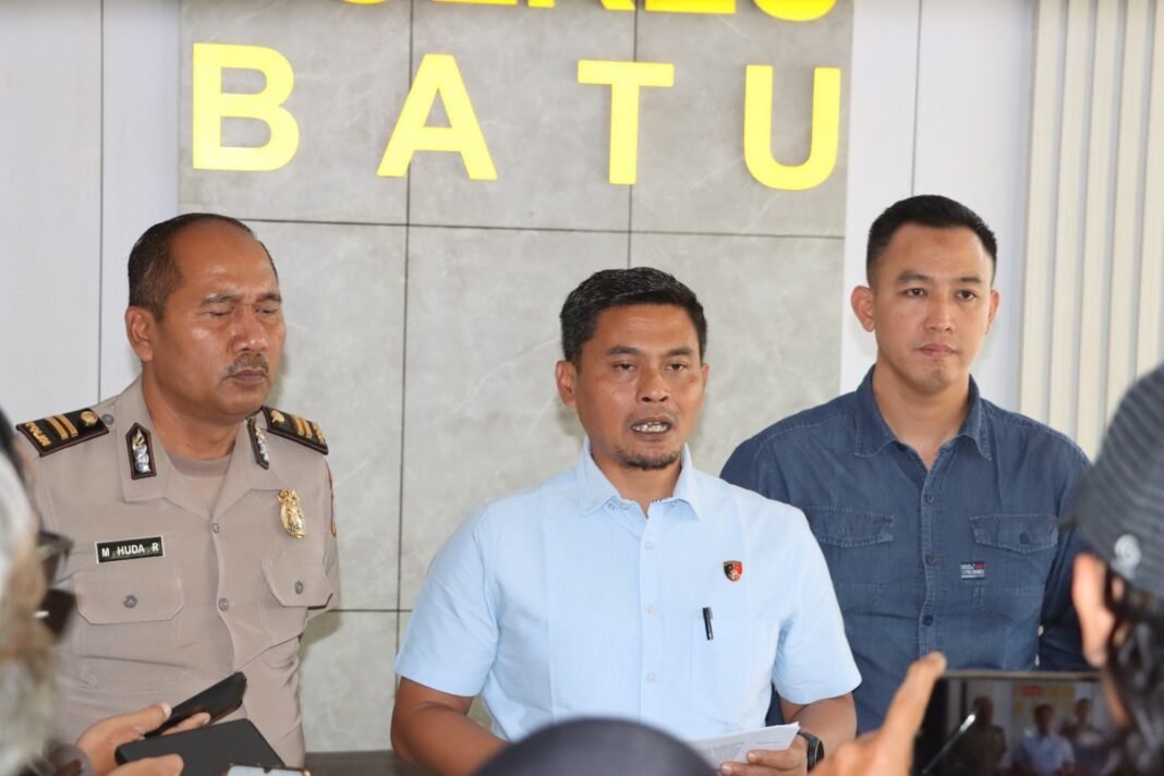 Polres Batu Amankan Wanita Tersangka Pembobol Rumah Kosong Antar Wilayah Polres Batu Amankan Wanita Tersangka Pembobol Rumah Kosong Antar Wilayah