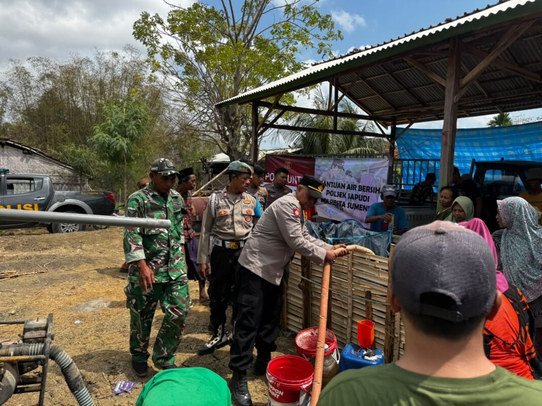 Polresta Sumenep Salurkan Bantuan Air Bersih Untuk 440 KK Di Desa Gendang Barat Polresta Sumenep Salurkan Bantuan Air Bersih Untuk 440 KK Di Desa Gendang Barat