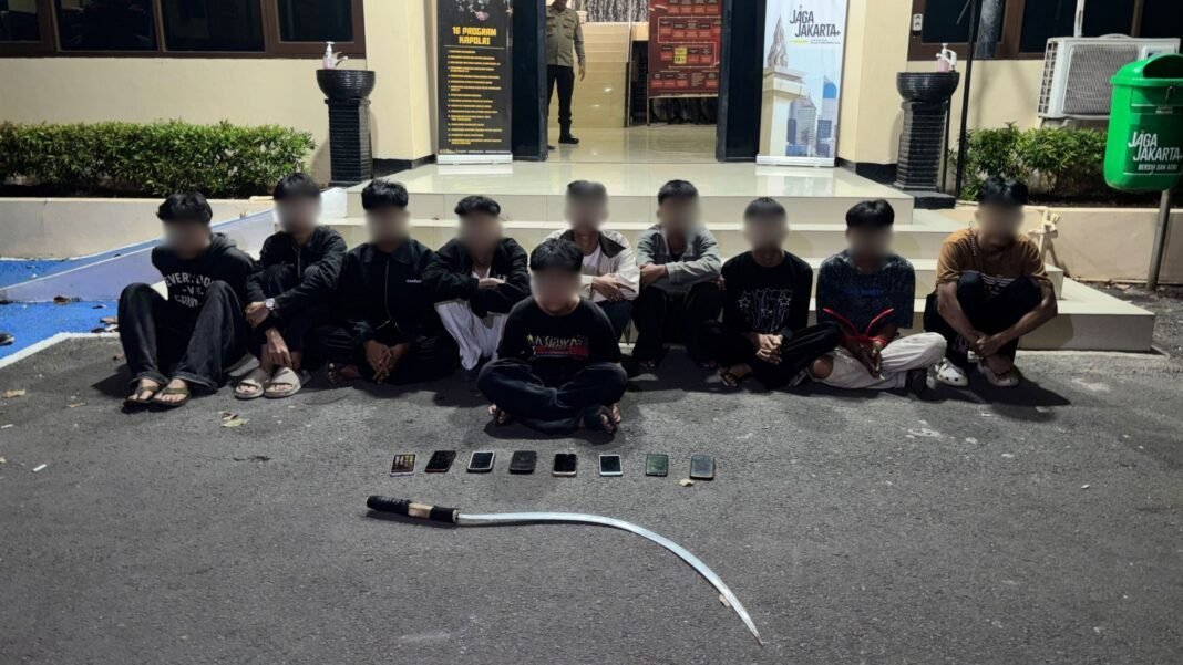 Patroli Gabungan Brimob Amankan 18 Pemuda Diduga Hendak Tawuran di Jakarta Timur* Patroli Gabungan Brimob Amankan 18 Pemuda Diduga Hendak Tawuran di Jakarta Timur*
