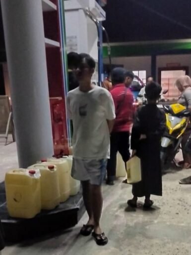 BBM Bersubsidi Diduga ‘Diborong’ Puluhan Jerigen, SPBU Takurimbi Mamasa Disorot Tajam BBM Bersubsidi Diduga ‘Diborong’ Puluhan Jerigen, SPBU Takurimbi Mamasa Disorot Tajam