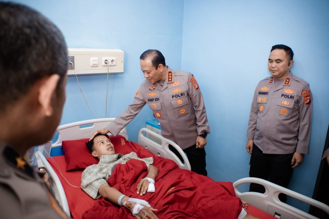 Menguatkan Anggota yang Terluka, Kapolda Metro Jaya Kunjungi RS Polri* Menguatkan Anggota yang Terluka, Kapolda Metro Jaya Kunjungi RS Polri*