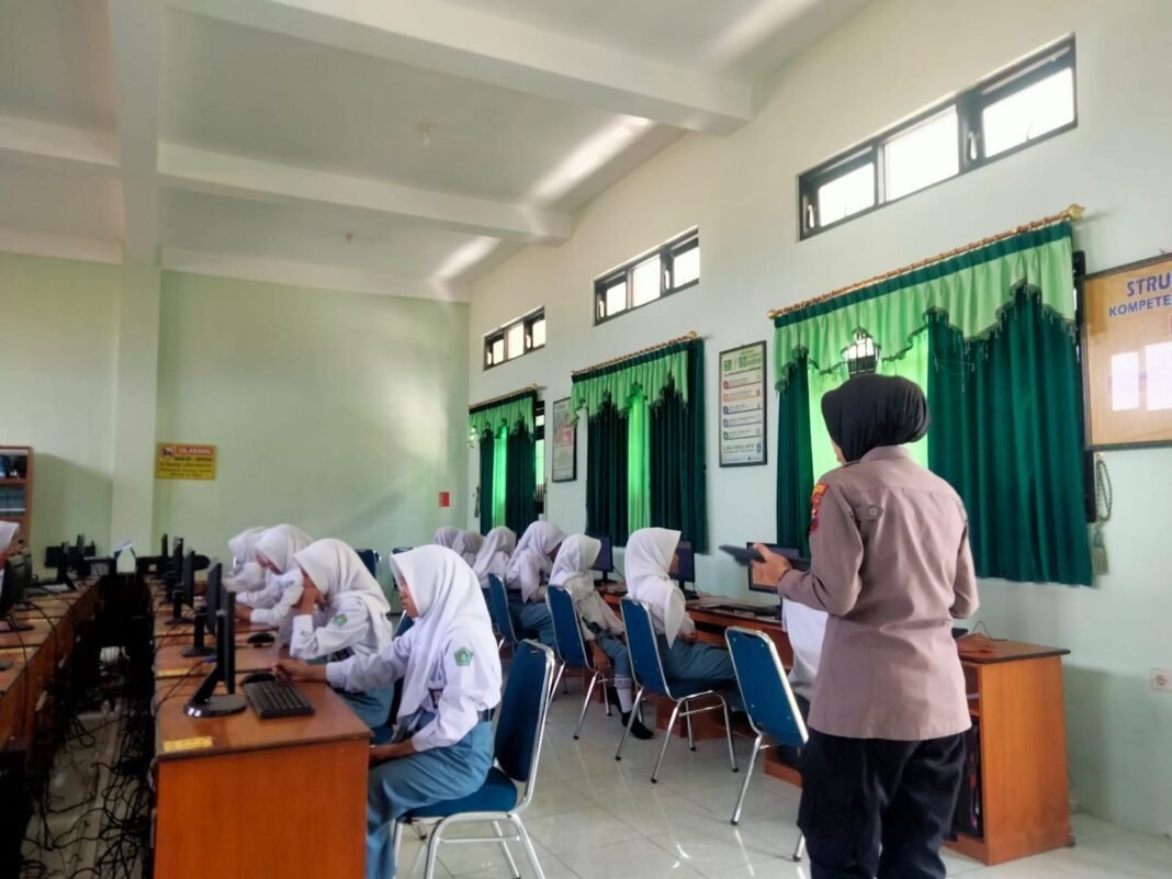 JAJARAN POLRES PURWOREJO TERUS MENGGENJOT LITERASI DIGITAL DI KALANGAN PELAJAR JAJARAN POLRES PURWOREJO TERUS MENGGENJOT LITERASI DIGITAL DI KALANGAN PELAJAR