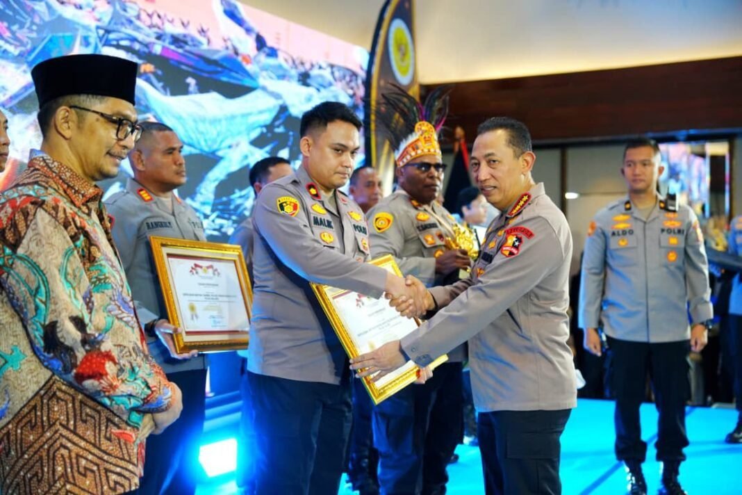 Kapolri: Jadikan Keluhan Masyarakat sebagai Peringatan Dini Pembenahan Polri* Kapolri: Jadikan Keluhan Masyarakat sebagai Peringatan Dini Pembenahan Polri*