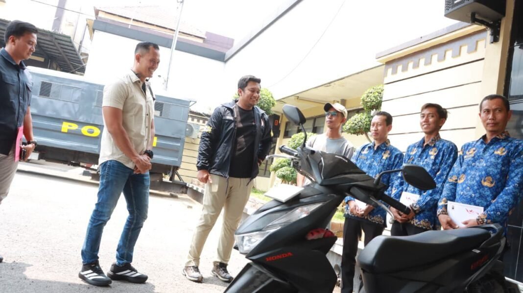 Polres Lamongan Beri Penghargaan Empat Warga Yang Gagalkan Curanmor di Puskesmas Deket Polres Lamongan Beri Penghargaan Empat Warga Yang Gagalkan Curanmor di Puskesmas Deket