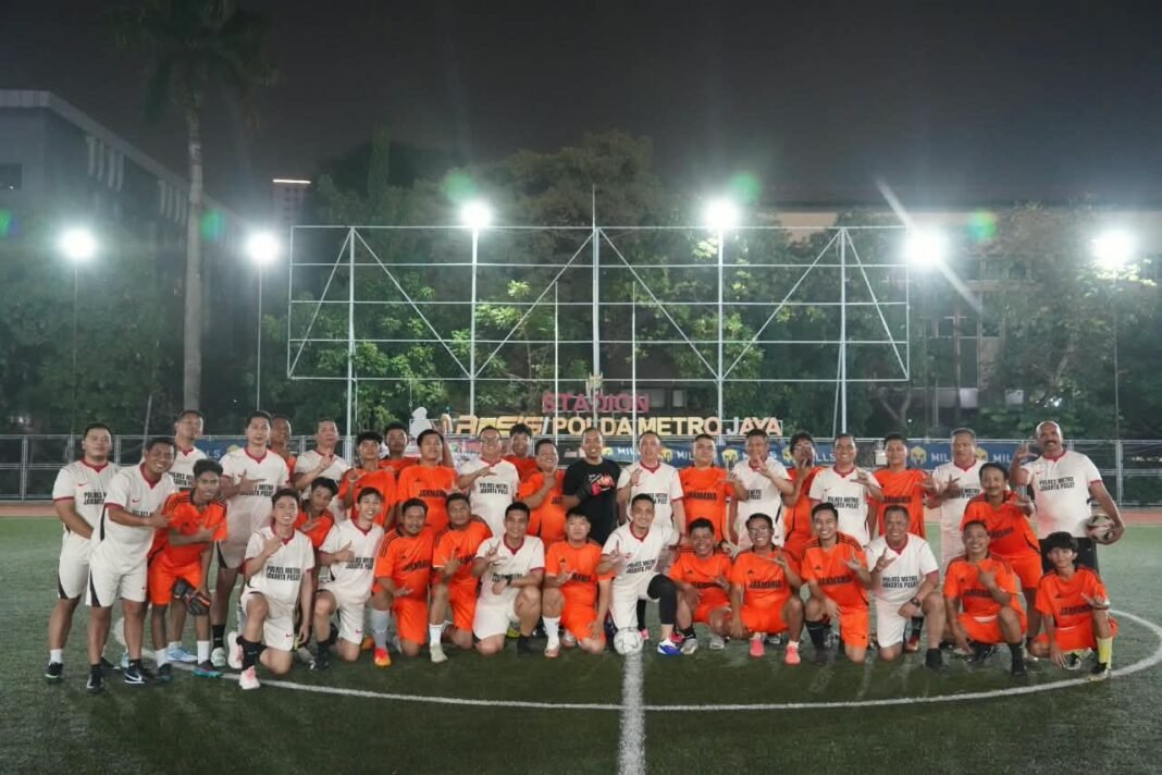 *Polres Metro Jakarta Pusat dan The Jakmania Pererat Silaturahmi Lewat Laga Persahabatan* *Polres Metro Jakarta Pusat dan The Jakmania Pererat Silaturahmi Lewat Laga Persahabatan*