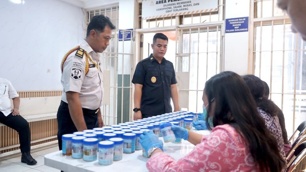 Rutan Cipinang Bersama BNN Gelar Tes Urine, Seluruh Petugas dan Warga Binaan Dinyatakan Negatif Rutan Cipinang Bersama BNN Gelar Tes Urine, Seluruh Petugas dan Warga Binaan Dinyatakan Negatif