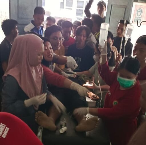 Truk Dino dan Gran Max Tabrakan di Jembatan Mambi, Satu Orang Tewas, 9 Korban Mengalami Luka Truk Dino dan Gran Max Tabrakan di Jembatan Mambi, Satu Orang Tewas, 9 Korban Mengalami Luka