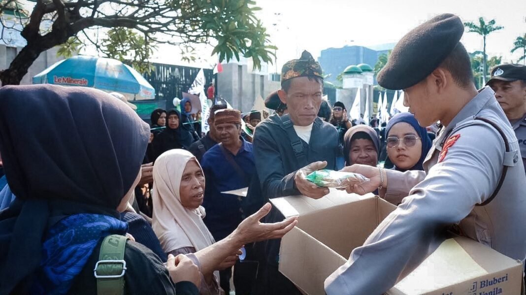 Pelayanan Humanis, Polisi Berbagi Roti dan Air di Tengah Aksi* Pelayanan Humanis, Polisi Berbagi Roti dan Air di Tengah Aksi*